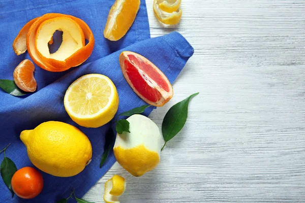 Świeżych owoców cytrusowych na serwetce niebieski — Zdjęcie stockowe