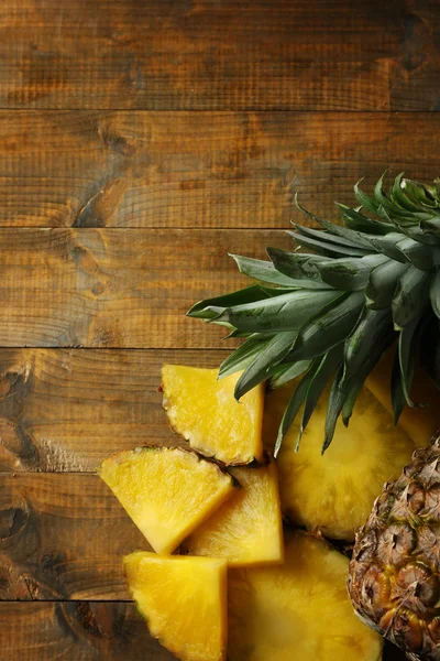 Ahşap masa üzerinde sulu ananas dilimleri — Stok fotoğraf