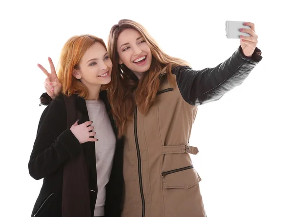 Дві молоді жінки беруть селфі — стокове фото