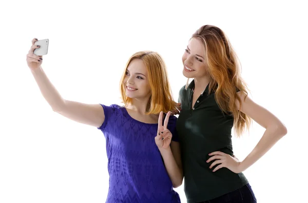 Två unga kvinnor som tar selfie — Stockfoto