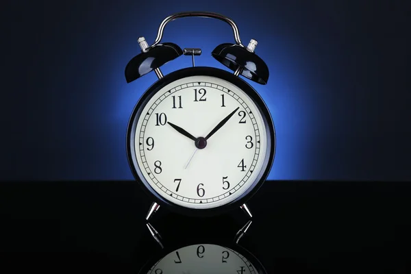 Alarm clock on dark background. — Stock Photo, Image