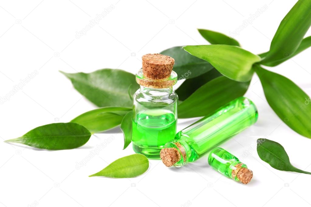 эфирные масла в чае. эфирное масло чайного дерева. аромамасла лаванда. эфирные масла на белом фоне. эфирные масла в чае.