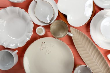 ahşap masa üzerinde farklı yemek takımı 