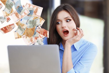 Dizüstü bilgisayarla çalışan kadın