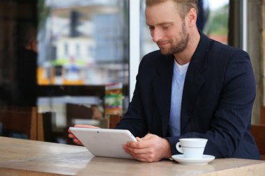 Genç çekici işadamı Öğle Yemeği 