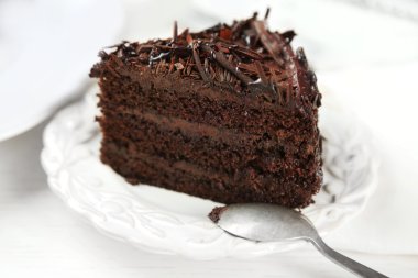 Çikolatalı pasta dilimlenmiş  