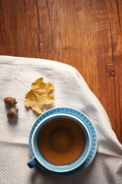 sonbahar dekorasyonu ile çay 