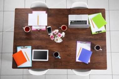 işyeri üst görünümü.