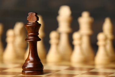 Satranç taşları ve oyun tahtası 