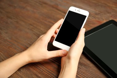 cep telefonu kullaranarak eller