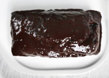 Beyaz masa üzerine krema ile çikolatalı kek