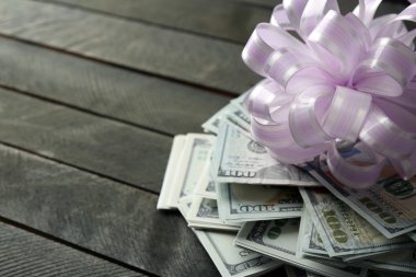 Fiyonklu hediye olarak dolar yığını 