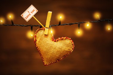 Aşk kalp clothesline üzerinde asılı