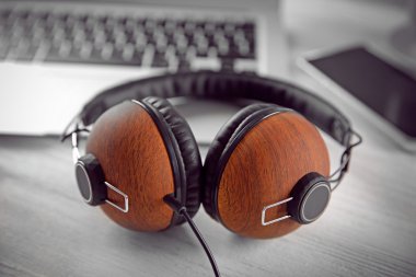 Masada kulaklık ve dizüstü bilgisayar var. 