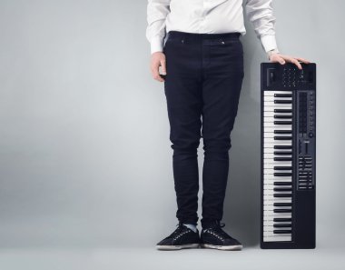 Synthesizer ile erkek el