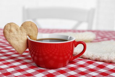 Kahve damalı peçete portre üzerinde kalp şekli cookie