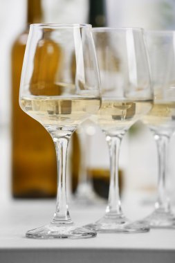 Tablo closeup beyaz şarap gözlük