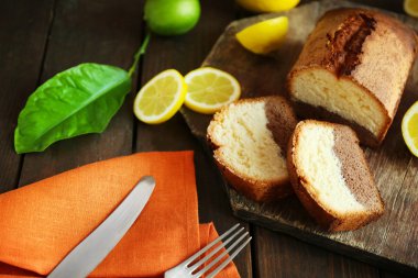 Ahşap masa portre üzerinde limon ile lezzetli tatlı pasta ekmek