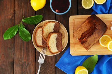 Ahşap masa, üstten görünüm üzerinde limon ile lezzetli tatlı pasta ekmek