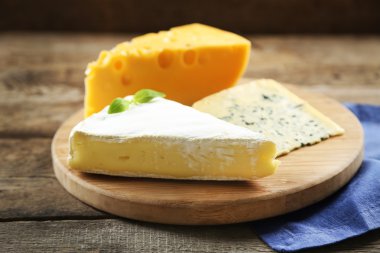Kesme tahtası, closeup üzerinde çeşitli peynir