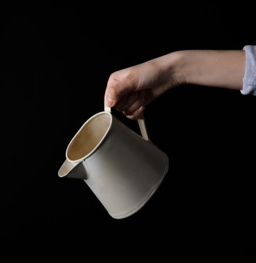 Beyaz plastik sürahi tutan el 