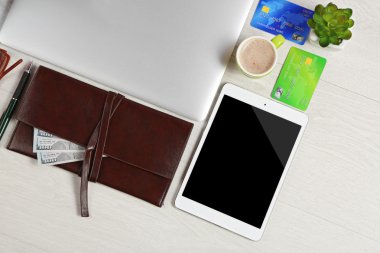 Ofis, banka donatımı ve beyaz masa üzerinde para