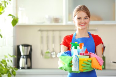 kadın sıvı yıkama ile havza tutar 