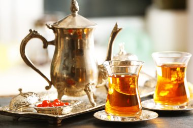 Çay seti masanın üstünde.