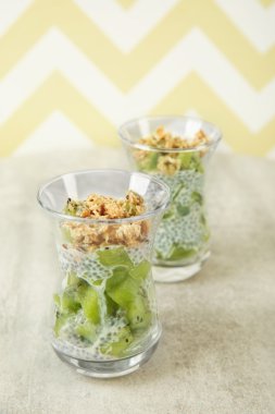 Chia tohum pudingle kivi ve çerezleri çizgili arka plan üzerinde