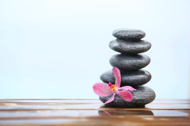 Pembe orkide olan spa taş yığını 