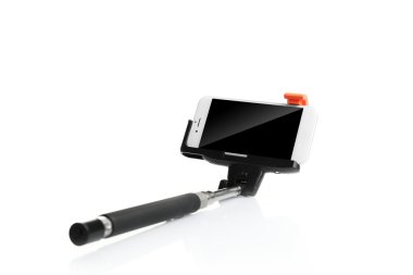 Beyaz izole cep telefonunuzla fotoğraf yapmak için sopa