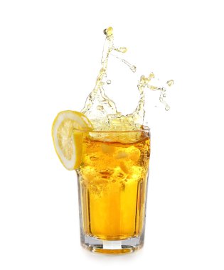 Buzlu çay beyaz izole limon sıçrama ile
