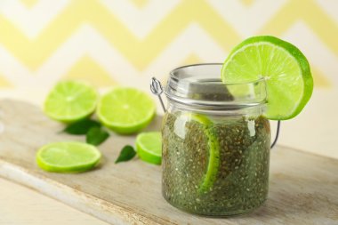 Chia tohum içecek cam çizgili arka plan üzerinde limonlu
