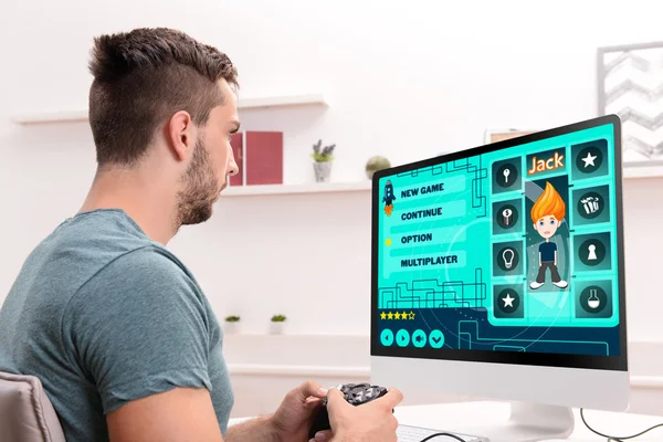 Homem jogando jogos de computador — Fotografia de Stock