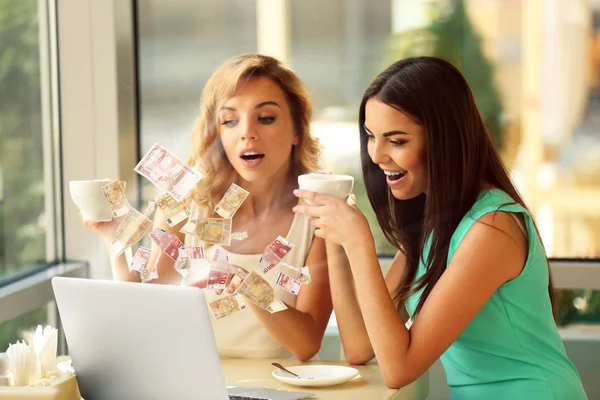 Donne con computer portatile in caffè — Foto Stock