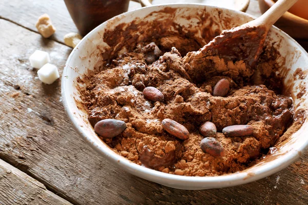 Preparando a massa de farinha de torta de chocolate — Fotografia de Stock