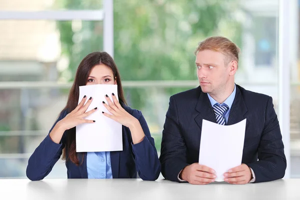 Formazione di conduttore televisivo per raccontare notizie — Foto Stock