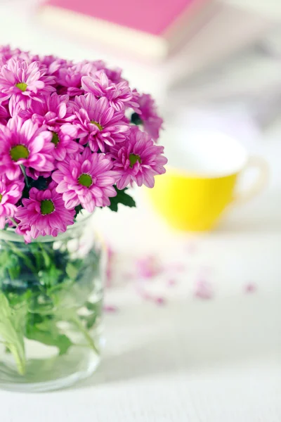 Hermosas flores en jarrón — Foto de Stock