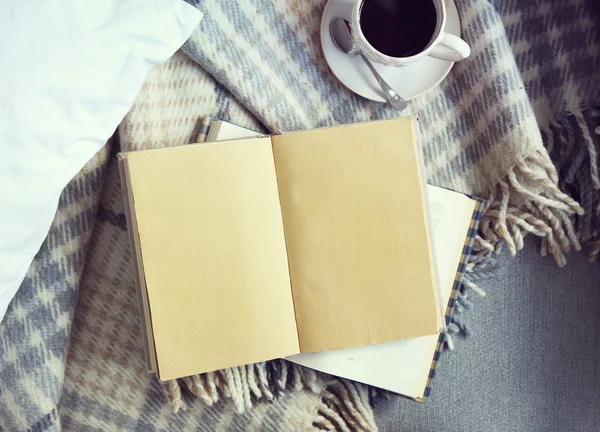 Open boek, plaid en koffie — Stockfoto