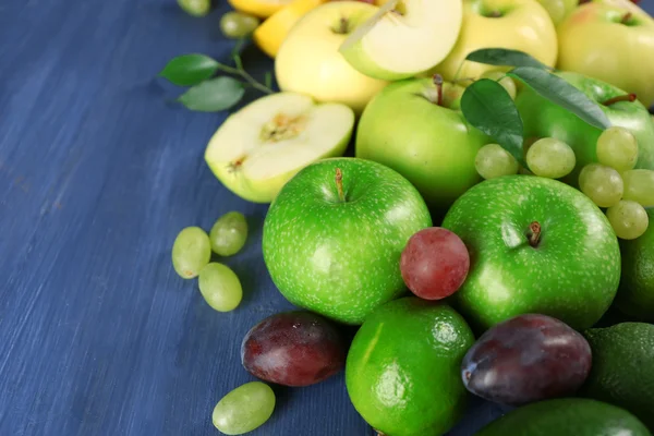 Frutta su legno blu scuro — Foto Stock