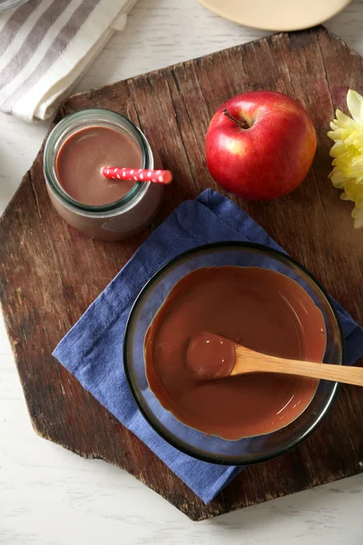 Chocolate derretido en tazón de vidrio — Foto de Stock