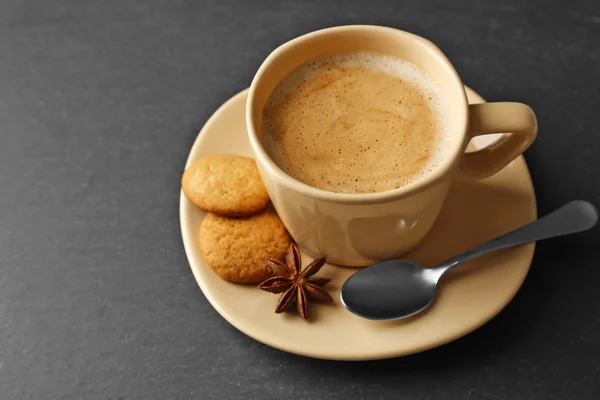 Tasse Kaffee auf grau — Stockfoto