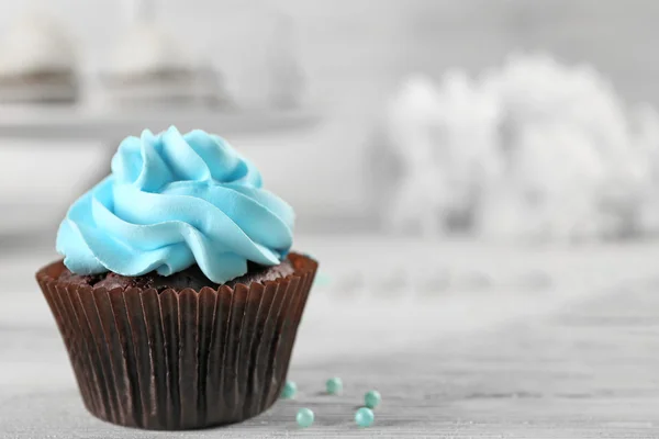 Cupcakes on wooden table — Stock Photo, Image