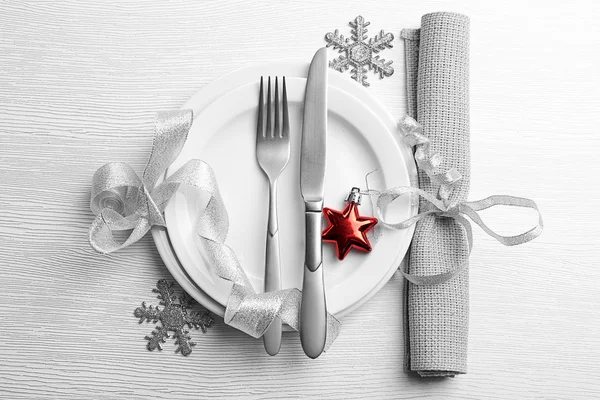 Boże Narodzenie porcja sztućców na talerzu — Zdjęcie stockowe