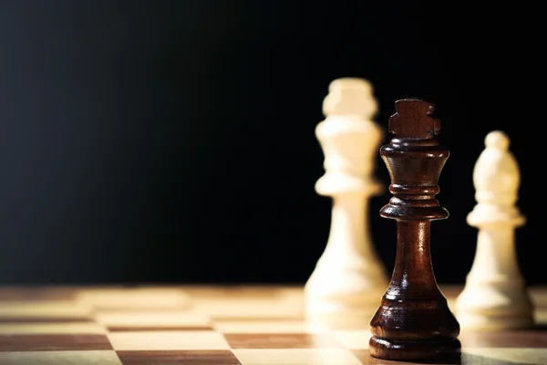 Schachfiguren und Spielbrett — Stockfoto