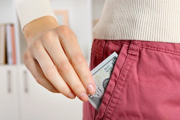 Dinero en el bolsillo rosa — Foto de Stock