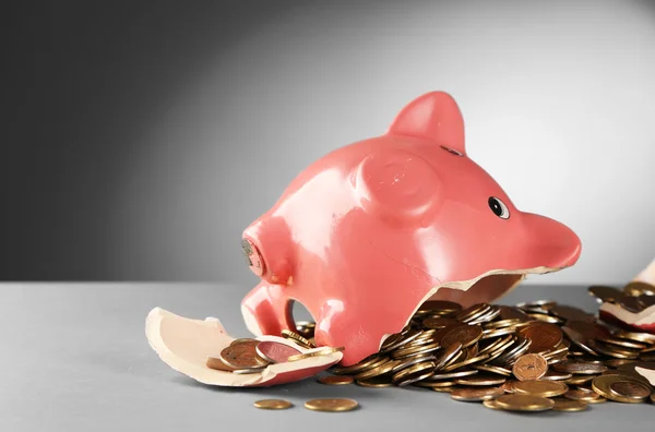 Gebroken piggy bank op tafel — Stockfoto