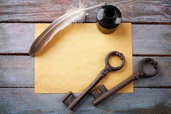 Old keys with papers, ink and pen — Stock Photo, Image