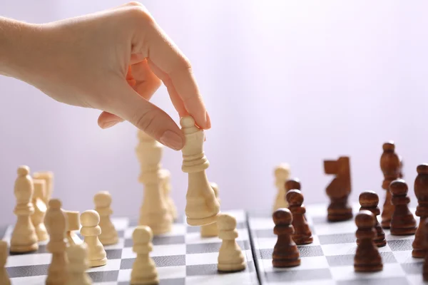 Mano femenina jugando ajedrez — Foto de Stock