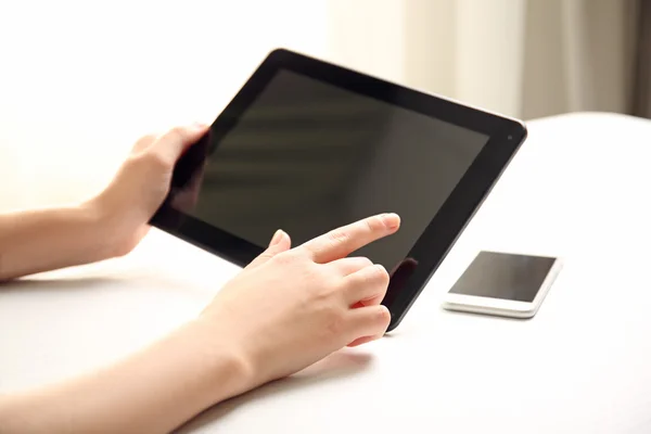 Mãos usando tablet moderno — Fotografia de Stock
